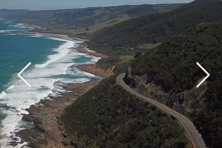 Une route côtière qui serpente à travers un paysage vallonné, offrant une vue sur l’océan. 2