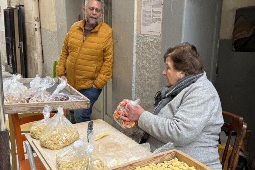 Une personne préparant des aliments sur une table, en utilisant des ingrédients et des ustensiles de cuisine. 5