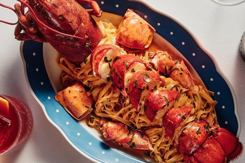 Un plato de pasta con carne de langosta y un langostino entero encima. 2