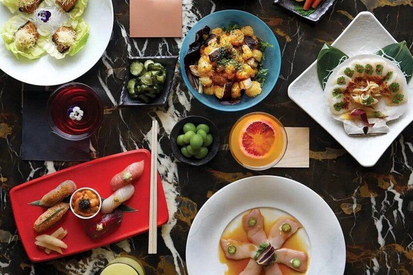 Una variedad de platos japoneses sobre una mesa de mármol. 4