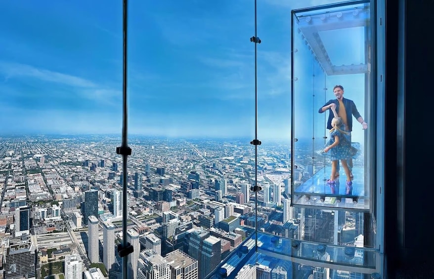 Une vue sur le paysage urbain à travers la fenêtre d’un immeuble de grande hauteur. 1