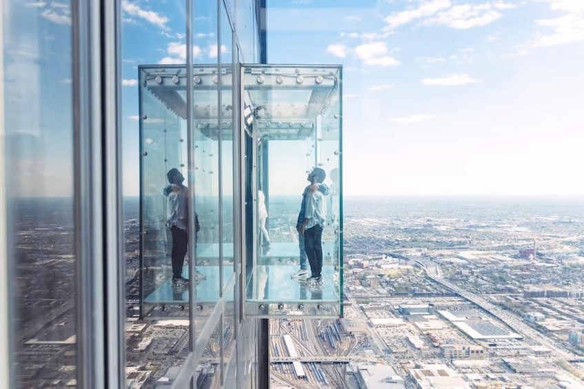 Un immeuble de grande hauteur doté d’un ascenseur à cage vitrée et offrant une vue panoramique sur la ville. 5