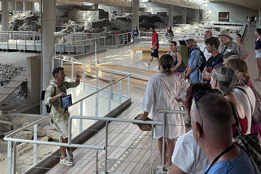 Un musée situé à l’intérieur d’un bâtiment, où les visiteurs peuvent observer les expositions. 2