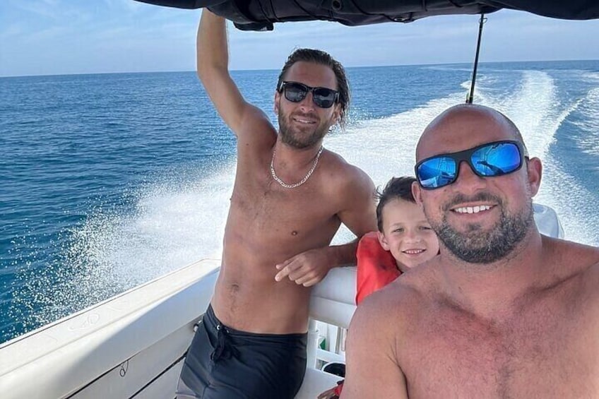 Ein Boot auf dem Wasser mit Personen an Bord. 5