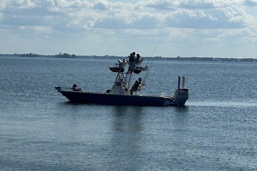 Un bateau sur une eau calme, sous un ciel dégagé. 5