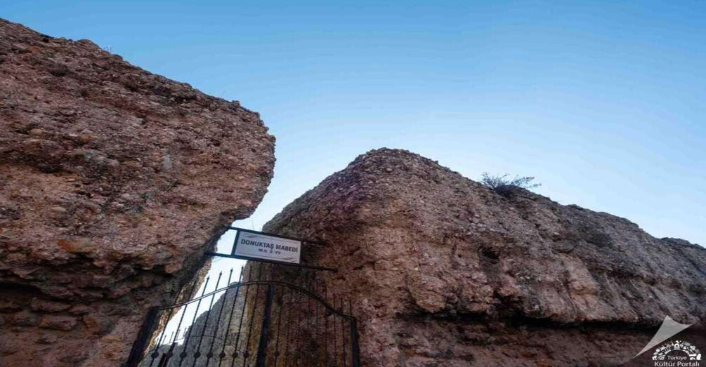 A rocky cliff with a sign reading 'Donuktaş Madenı'. 5