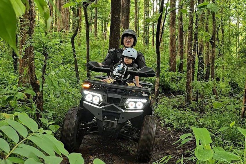 Una persona conduciendo un vehículo todo terreno en un bosque. 5