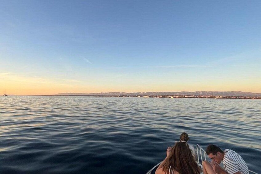 Una masa de agua tranquila con cielo despejado y tierra a lo lejos. 1