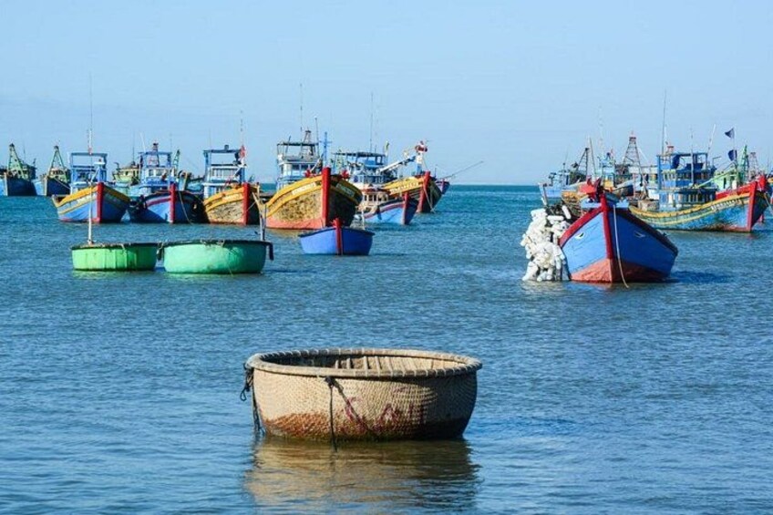 Ein Hafen mit mehreren Fischerbooten, einem Fischernetz und einem kleinen Boot im Vordergrund. 2