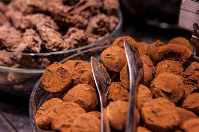 Een schaal met chocoladetruffels en een lepel. 3