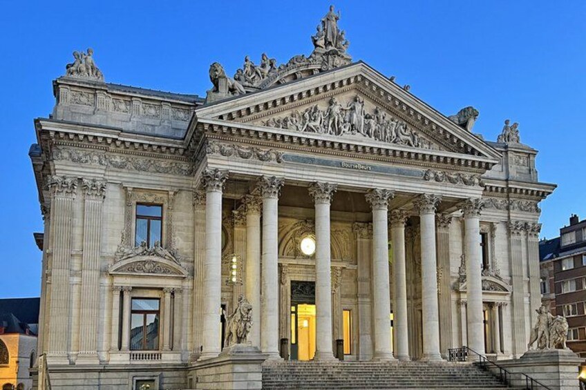 Een statig neoclassicistisch gebouw met een opvallende ingang, zuilen en beelden. 5