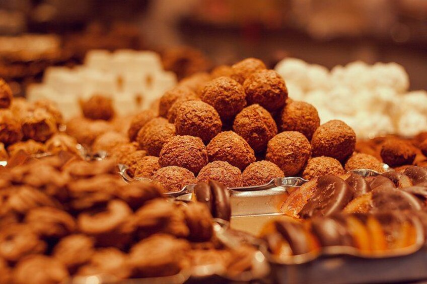 Een selectie chocoladetruffels en andere zoetigheden. 1