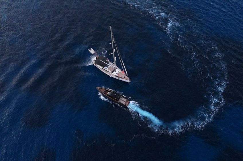 Ein Segelboot und ein Motorboot im Ozean. 4
