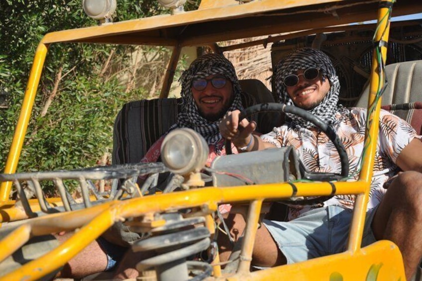 Due persone in un veicolo giallo con volante e cruscotto a vista. 4