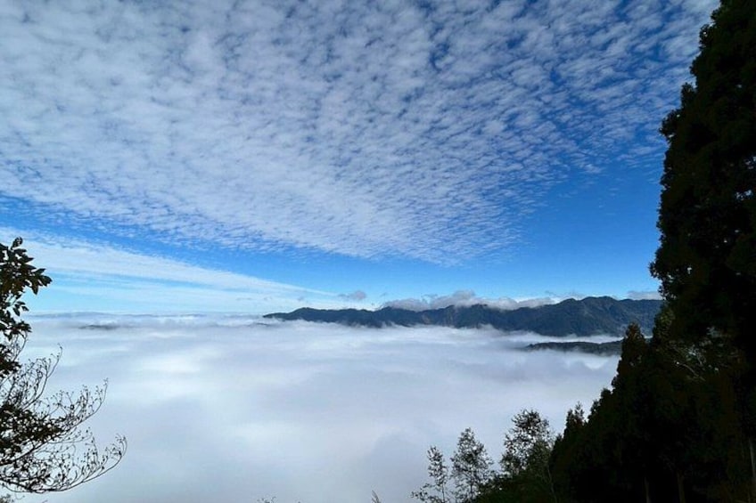 A mountain range with a cloud-covered valley and a clear sky. 3