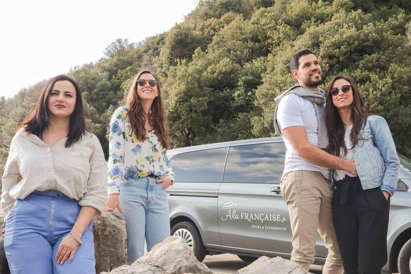 Four people standing in front of a silver van with 'Ala FRANÇAISE.fr' on the side. 3