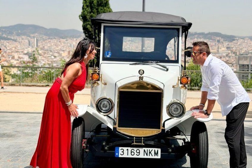 Gaudi & Sagrada Familia Private Tuk Tuk Tour and Highlights 2
