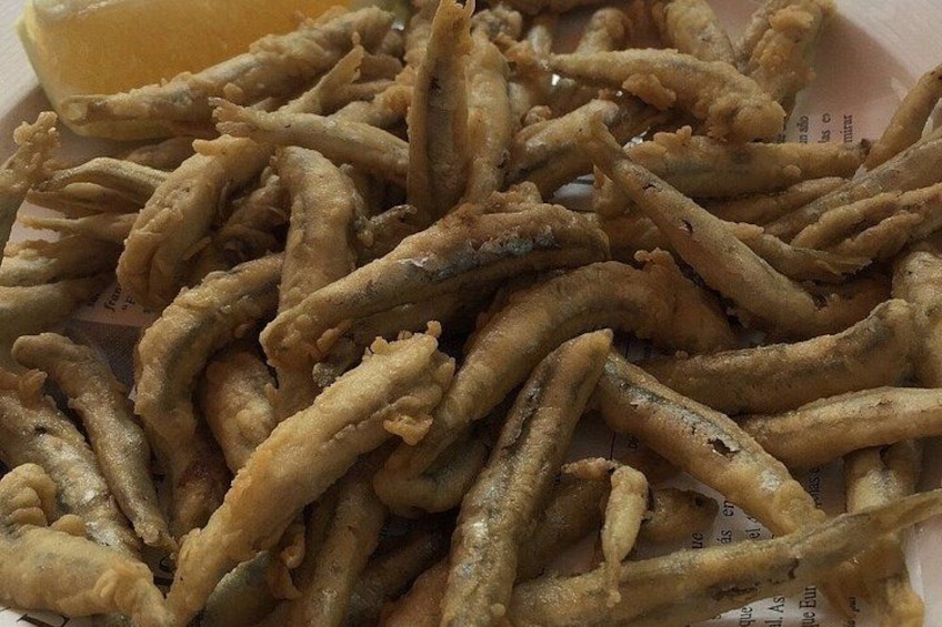Eine Portion frittierter Speisen, wahrscheinlich Tempura, mit einem Zitronenschnitzchen. 3