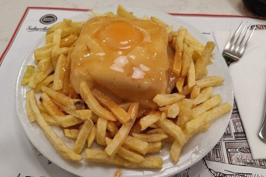 Une assiette de frites surmontée d’un œuf poché. 4