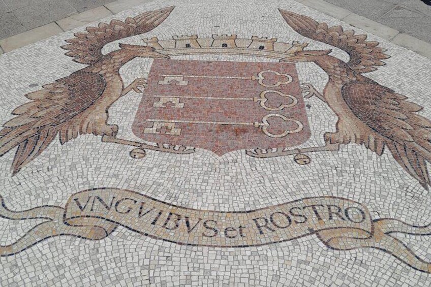 A mosaic with a coat of arms and the inscription 'VNGVIRVS et ROSTRO.' 2