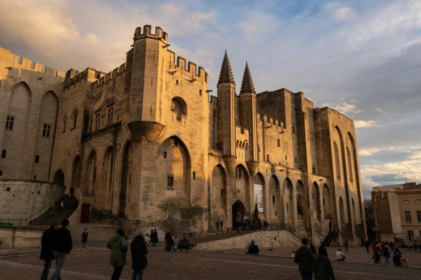Een historisch kasteel met meerdere torens en gebogen ramen. 4