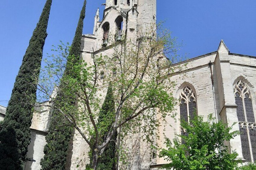 Een kerk met een hoge toren en rondboogvensters. 2