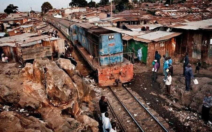 Une gare délabrée, avec des voies rouillées et de vieux bâtiments en mauvais état. 5