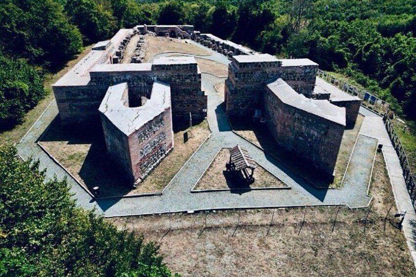 Vue aérienne d’un fort historique doté de plusieurs bastions et d’une tour de guet centrale. 3
