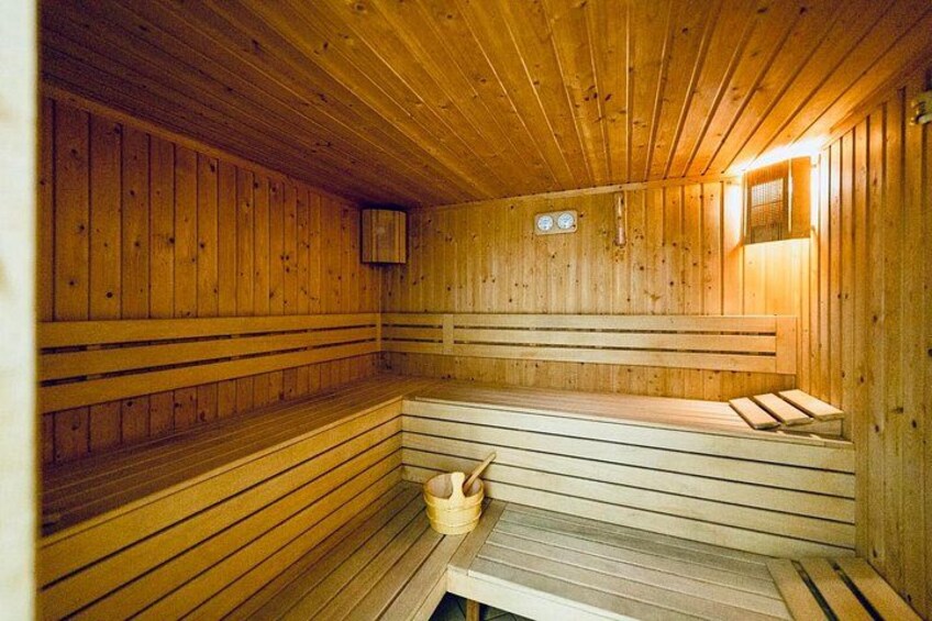 Un sauna en bois, avec des bancs et un plancher en bois. 5