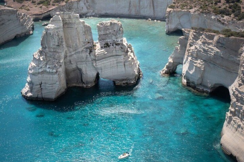 Un paysage côtier caractérisé par des formations rocheuses blanches et une eau turquoise cristalline. 3