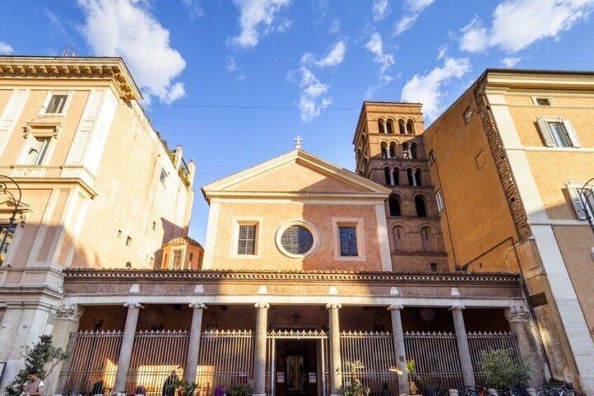 Un edificio clásico con una cúpula central, flanqueado por dos torres y un pórtico con columnas. 3