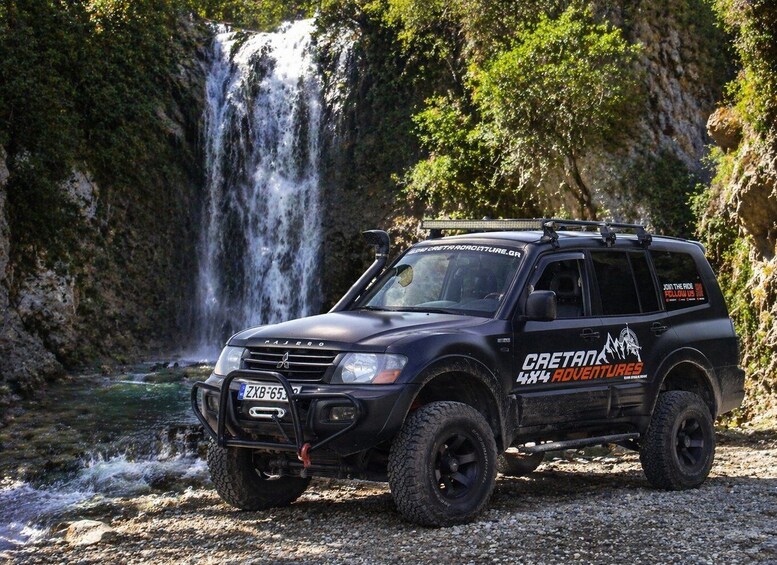 Musta maasturi, jonka kylkeen oli maalattu teksti ”CRETAINA 4x4 ADVENTURES”, oli pysäköitynä lähellä vesiputousta. 1