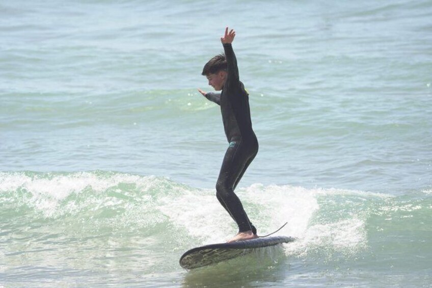 A person surfing on a wave in the ocean. 4