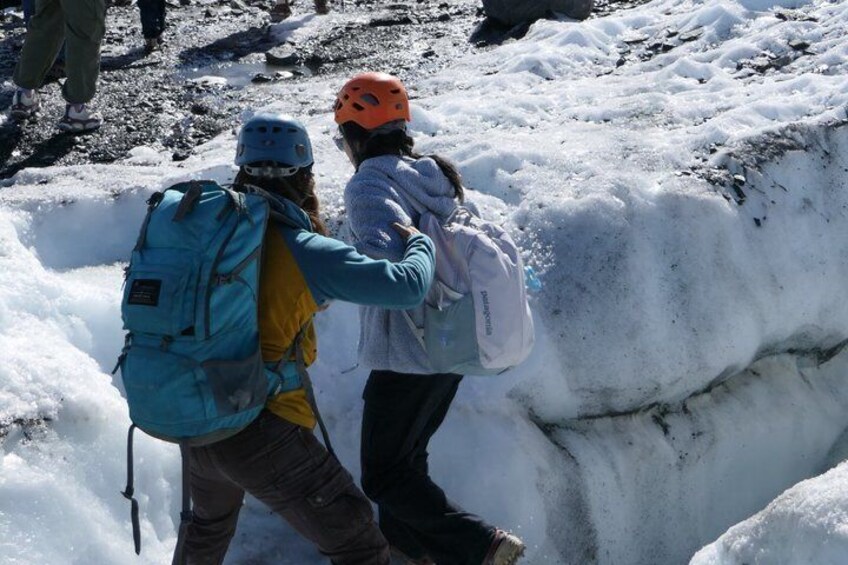 Due persone camminano su un sentiero innevato con gli zaini. 4