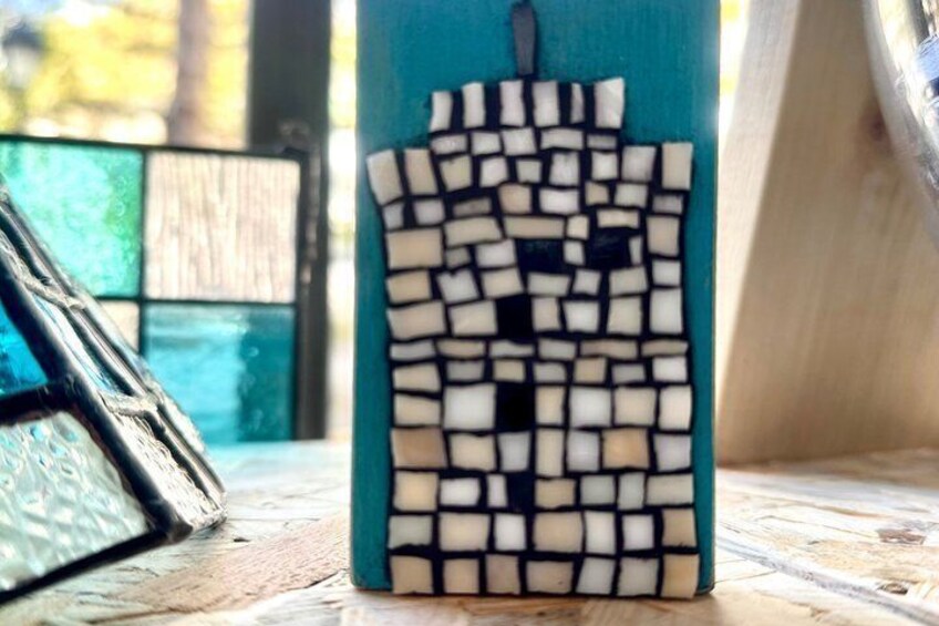 Un oggetto con motivo a mosaico, su sfondo blu e disegno bianco e nero. 1