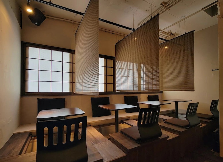L’intérieur d’un restaurant avec des sièges sur des tatamis, de petites tables et des paravents coulissants de style shoji. 2