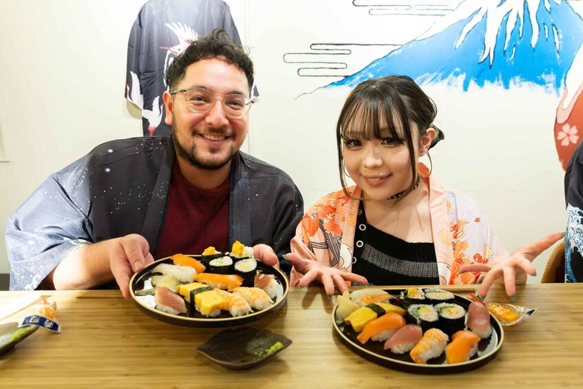 Deux personnes sont assises à une table devant des assiettes de sushis. 4