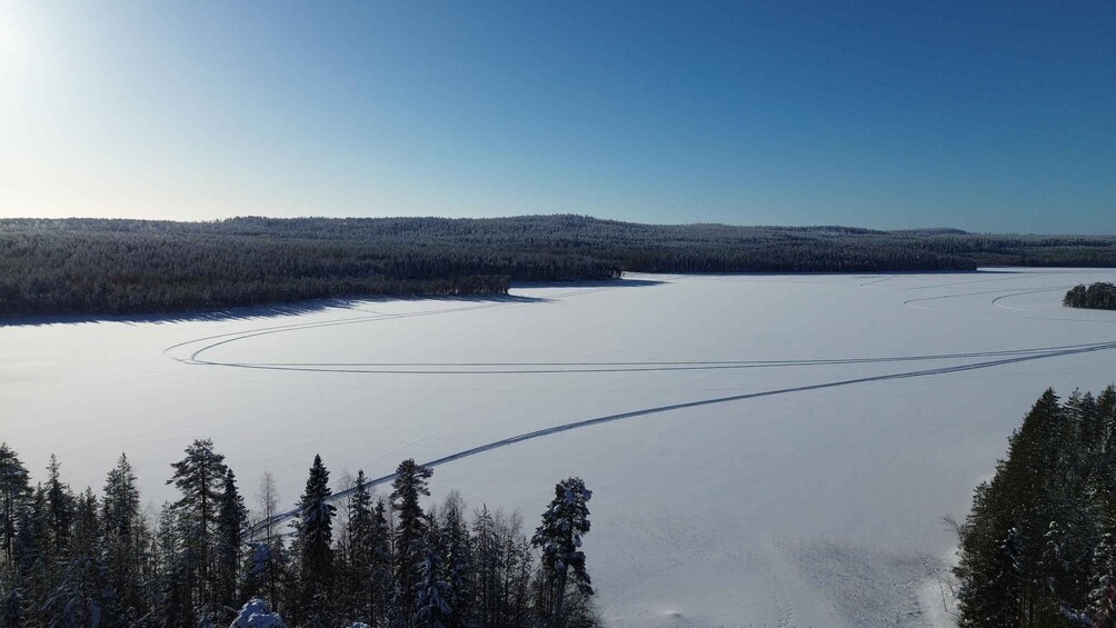 Jäinen järvi, jonka ympärillä on tiheä metsä. 2