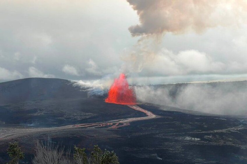 Un'eruzione vulcanica con lava che scorre lungo un sentiero. 1