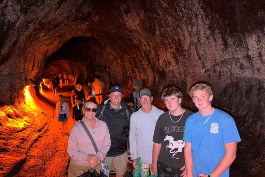 Un grupo de personas dentro de una cueva, con un fuego a la izquierda. 5