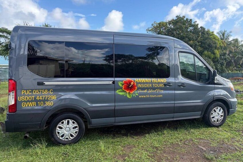 Una camioneta gris estacionada sobre césped, con la marca y datos de contacto de Hawaii Island Insider Tours. 3