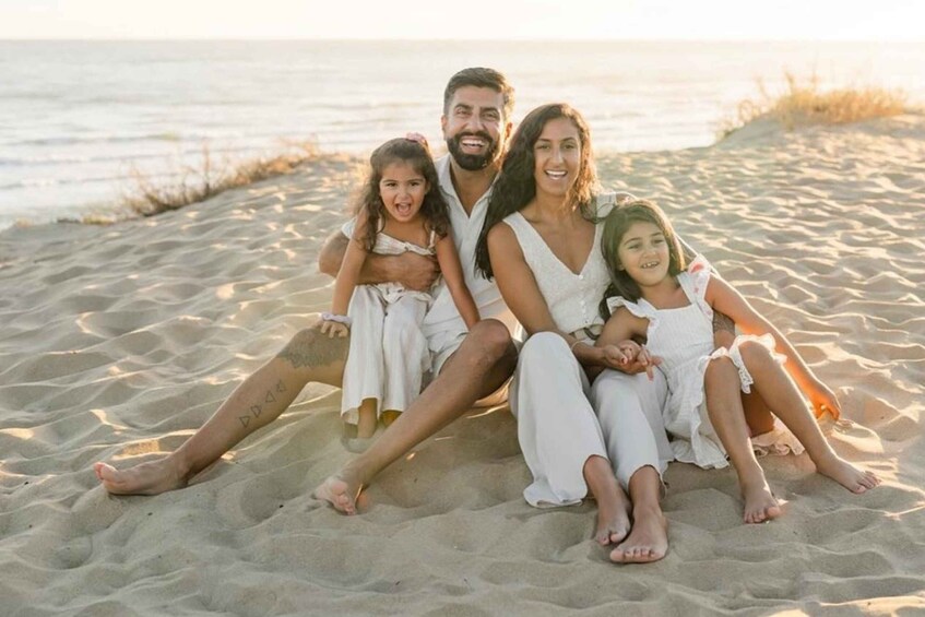 Eine Familie an einem sandigen Strand, im Hintergrund der Ozean. 1