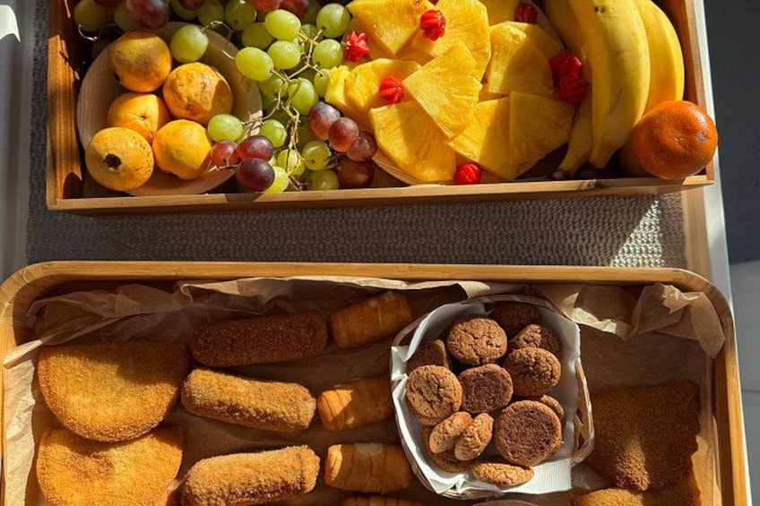 Due vassoi di legno con frutta e biscotti. 2