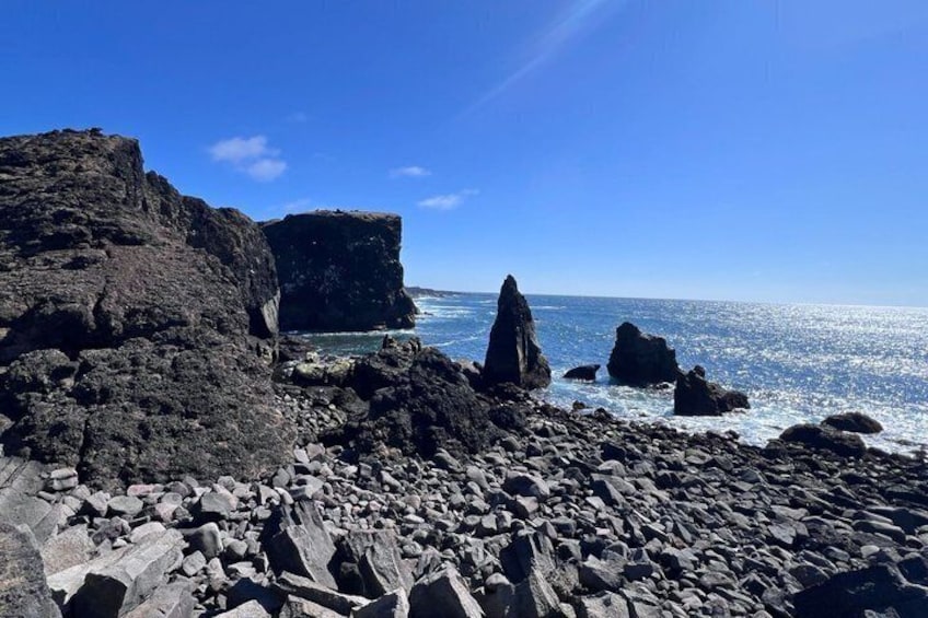 Une côte rocheuse, avec de hautes falaises et un ciel bleu dégagé. 5