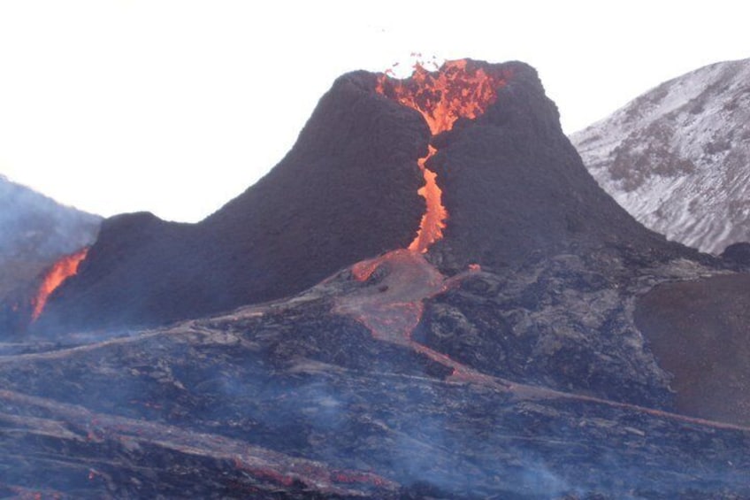 Un volcan en éruption, avec de la lave en fusion. 1