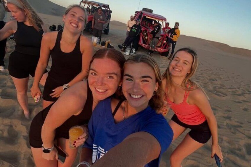 Eine Gruppe von Menschen an einem sandigen Strand, im Hintergrund ein Geländewagen. 5