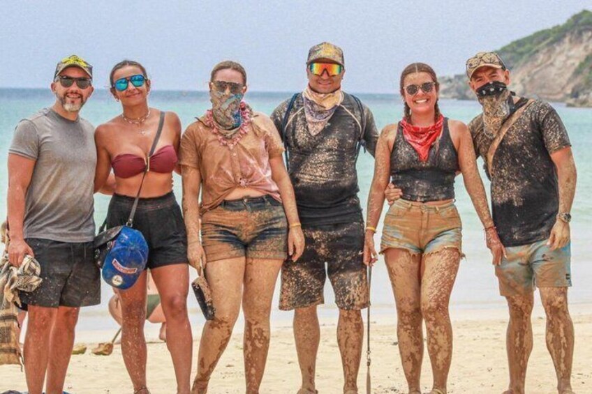 En grupp människor på en lerig strand. 4