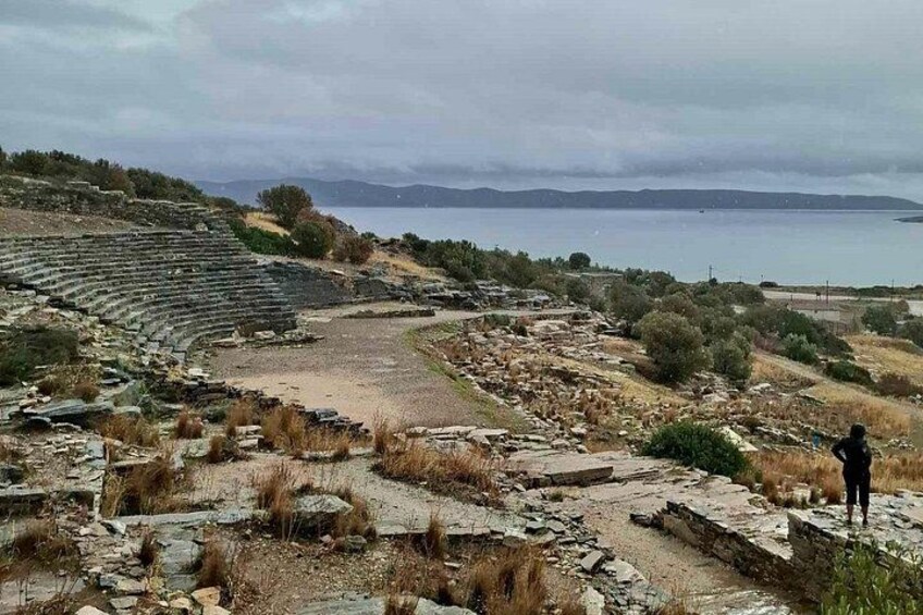 Un ancien amphithéâtre, avec des ruines, et une personne debout sur une plateforme en pierre. 4