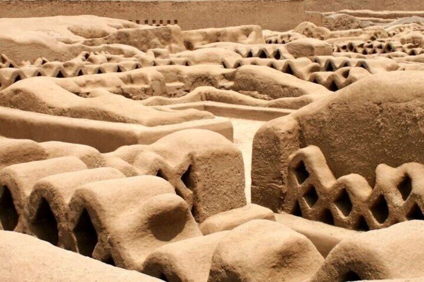 Un paysage désertique caractérisé par des formations de sable complexes et un étroit canal d’eau. 1