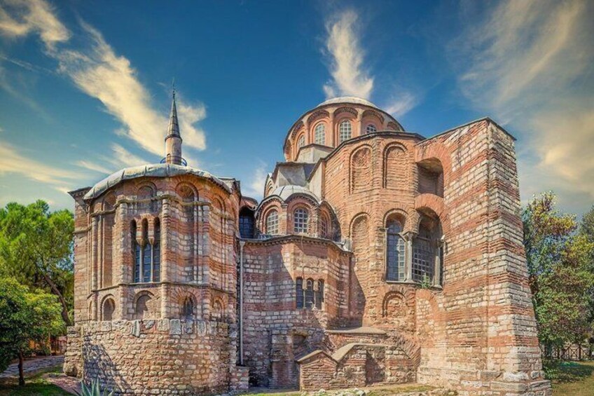 En historisk kyrka med en framträdande kupol och ett klocktorn. 1